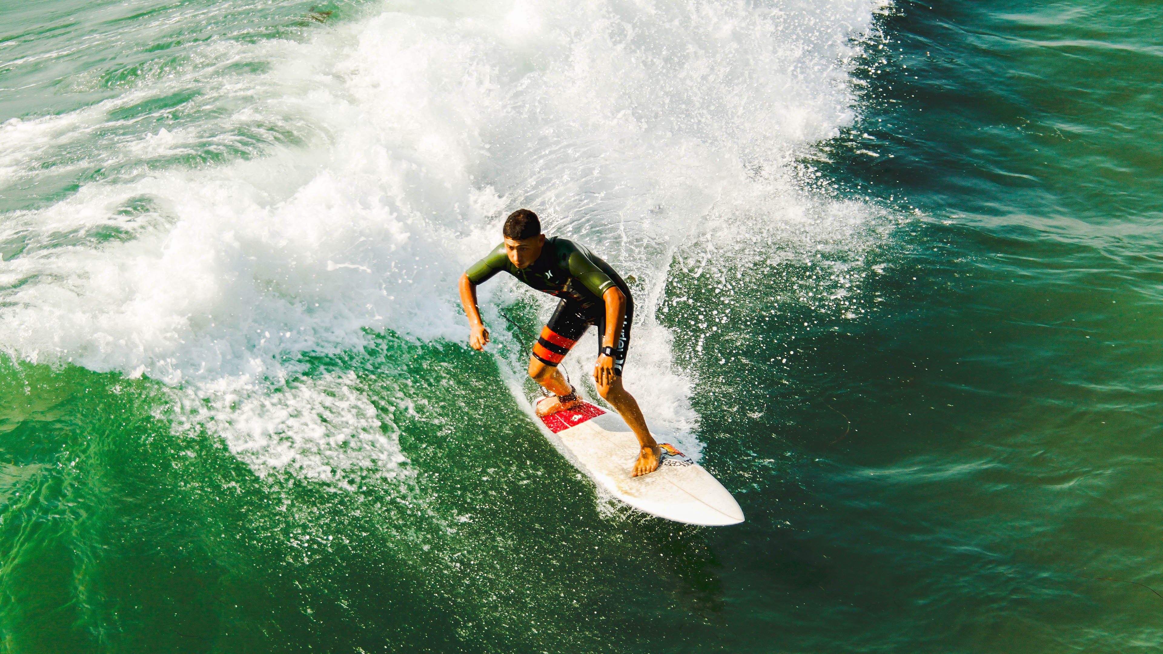 9游app-蹦床创新竞技表演，空中舞者挑战极限，蹦床特技视频